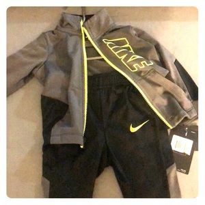 -SOLD-NIKE boys 2pc 12M